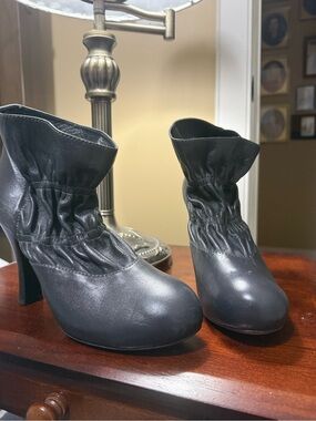 7 For All Mankind 9.5 dark grey NWOt Ruched Leather Ankle Booties
